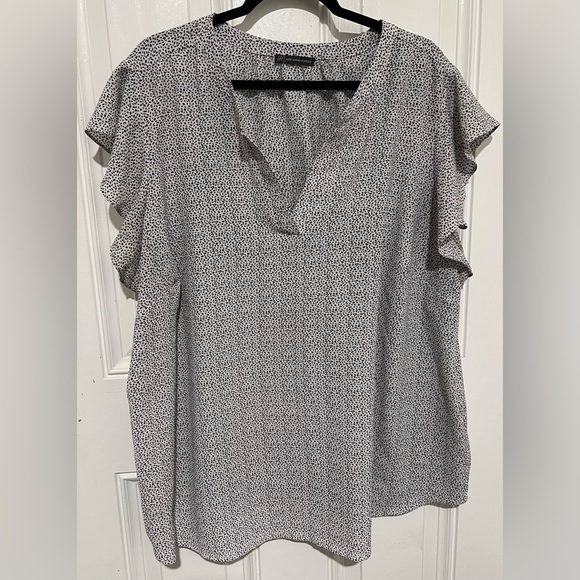 Adrianna Papell White w/ Black Specks Print Women’s Top Flutter Sleeves Size 2X - Picture 2 of 10